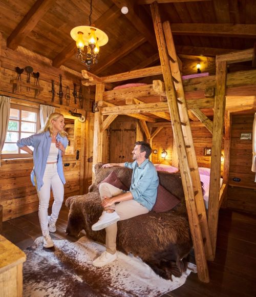 Pärchen lacht herzlich