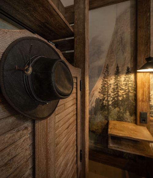 Schrank in einem Zimmer der Riverside Lodge