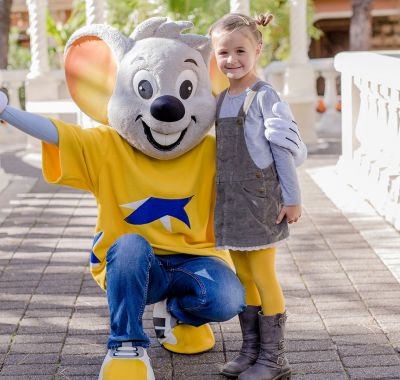 Ed Euromaus posiert mit einem Mädchen