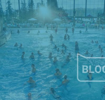 Blauer Hintergrund mit einer Sprechblase