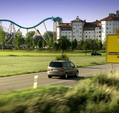 Auto fährt auf die Europa-Park Hotels und den Europa-Park zu