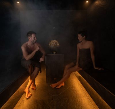Ein Paar in der Dampfsauna im Hotel Kronasar