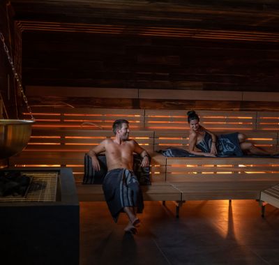 Ein Paar entspannt sich in der Sauna