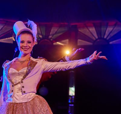 Eine Künstler heißt Sie bei Le Grand Chapiteau willkomen