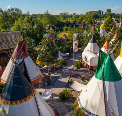Luftaufnahme der Tipis in der Tipi Town