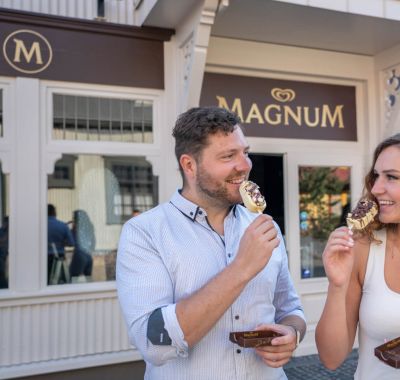 Ein Paar genießt ein im Magnum Pleasure Store verfeinertes Eis