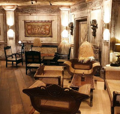 Exotisch dekorierter Raum mit Masken