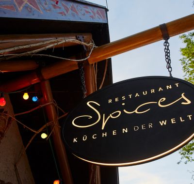 Schild über dem Eingang des Restaurants SPICES – Küchen der Welt