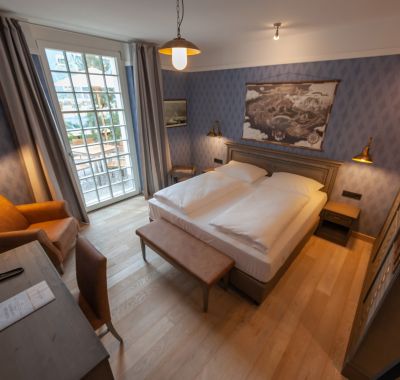 Komfort Zimmer Hotel Krønasår  Schlafzimmer mit Fernseher und großem Fenster