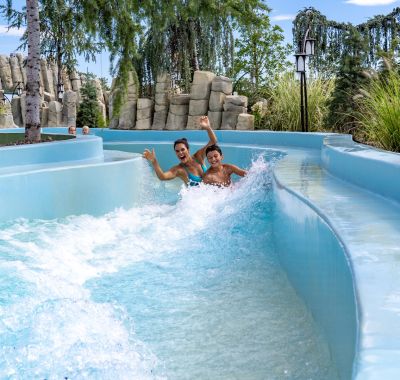 Mutter und Sohn im Fluss des "Vildstrøm"