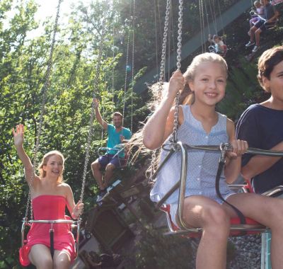 Familie im Kettenkarussell "Wiener Wellenflieger"