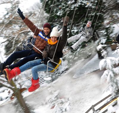 Paar im Kettenkarussell "Wiener Wellenflieger"