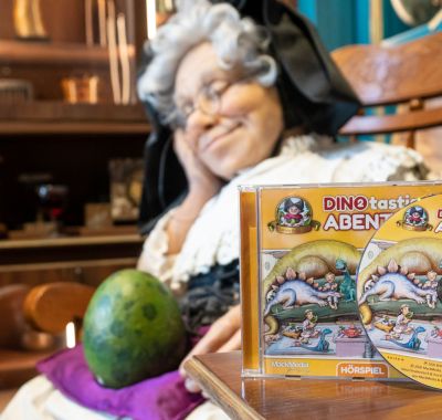 Eine Madame Freudenreich Figur, davor eine CD einer Madame Freudenreich Geschichte