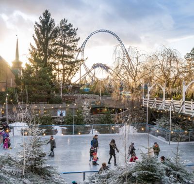 Menschen laufen auf einer Eisfläche im Sonnenuntergang