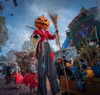 Monste mit Kürbiskopf bei der Halloween Parade