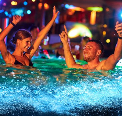 Zwei Personen tanzen im Wasser