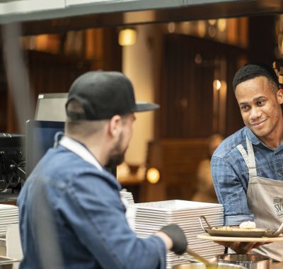 Kellner serviert Essen