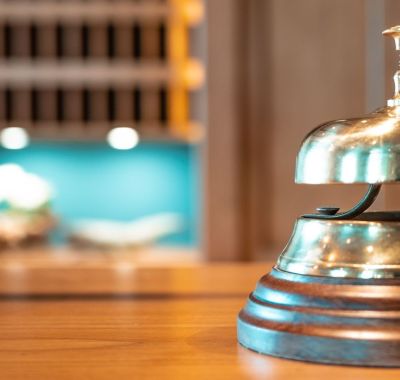 Rezeption Kronasar mit einer Glocke auf der Theke