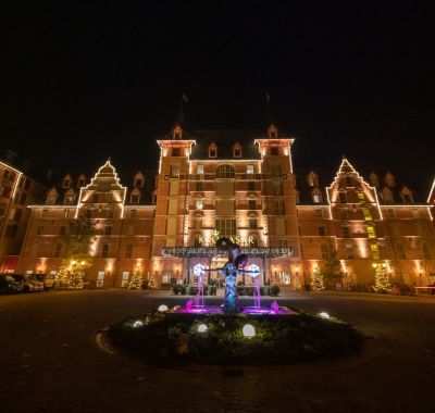 Beleuchtete Fassade vom Hotel Kronassar