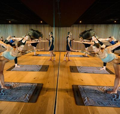 Teilnehmer bei einem Hot Yoga Kurs in Rulantica