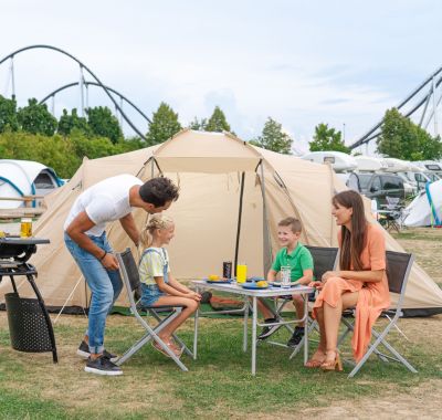Eine Familie auf einem Zeltplatz