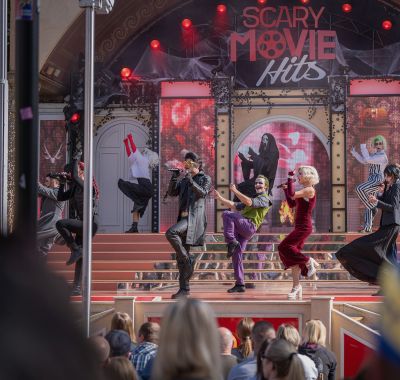 Chanteur lors du spectacle Scary Movie Hits sur la scène de plein-air du quartier italien.