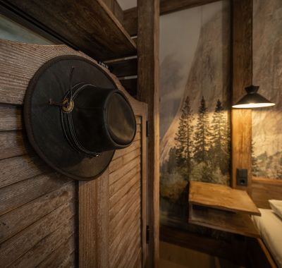 Schrank in einem Zimmer der Riverside Lodge