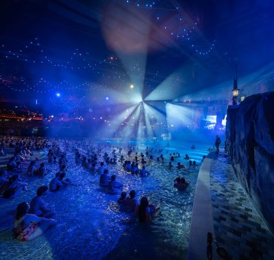 Die Show "NORDLYS – Polar Illumination" am Skip Strand in der Wasserwelt Rulantica bietet während des Nordischen Lichterfests grandioses Entertainment.