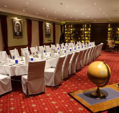 Die Tische im Konferenzraum Harvard sind zu einer Tafel zusammengestellt.