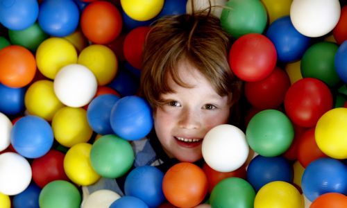 Piscines à balles : quels intérêts pour les enfants ?