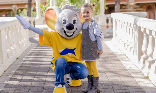 Ed Euromaus posiert mit einem Mädchen