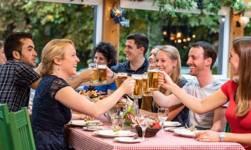 Besuchergruppe im Restaurant Seehaus