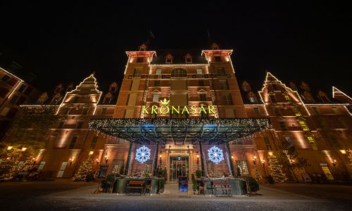 Hotel Krønasår im Winter bei Dunkeklheit
