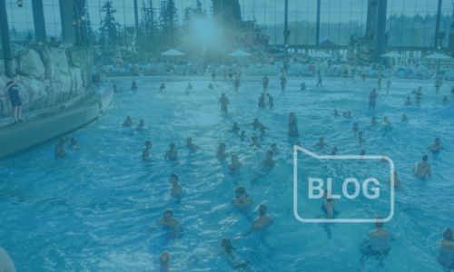 Blauer Hintergrund mit einer Sprechblase