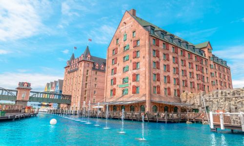 Hotel Krønasår Aussenansicht mit See