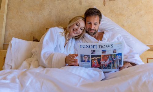 Paar liest Resort News