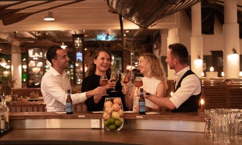 Gruppe aus 4 jungen Leuten im Restaurant Bubba Svens an der Bar
