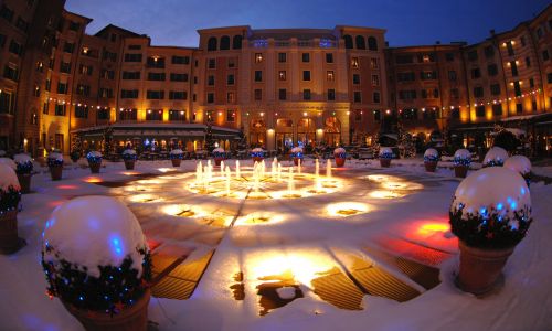 Innenhof des Hotels Colosseo in winterlicher Kulisse mit Schnee und Beleuchtung