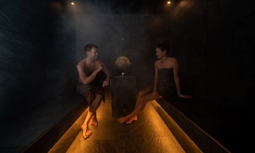 Ein Paar in der Dampfsauna im Hotel Kronasar