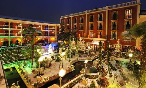 Winterlicher und beleuchteter Innenhof des Hotel El Andaluz