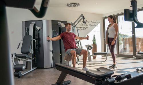 Ein Paar im Fitnessbereich im Hotel Kronasar