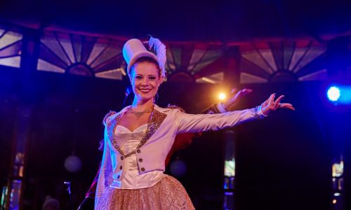 Eine Künstler heißt Sie bei Le Grand Chapiteau willkomen