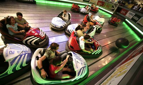 Scooter Spiel mit riesigem Ball in der Arena of Football – Coca-Cola Sportsbar