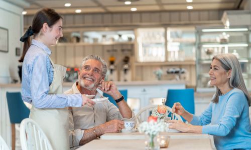 Ein Rentnerpaar trinkt im Cafe eine Tasse Kaffee