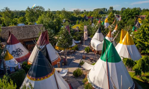 Luftaufnahme der Tipis im Camp Resort