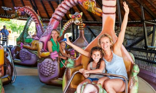 Eine gut gelaunte Mutter fährt mit ihrer Tochter Spinning Dragon in Irland