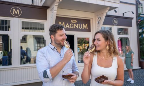 Ein Paar genießt ein im Magnum Pleasure Store verfeinertes Eis