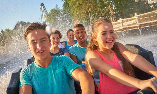 Wasserachterbahn Poseidon (Europa-Park Attraktion) Jugendliche in der Wasserachterbahn Poseidon