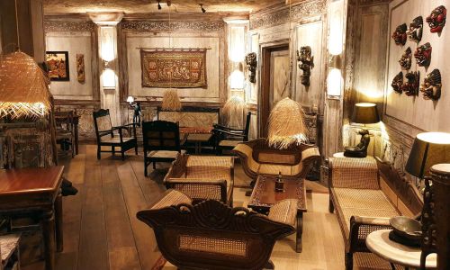 Exotisch dekorierter Raum mit Masken