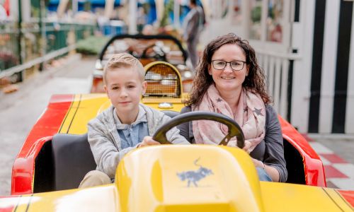 Silverstone-Piste (Europa-Park Attraktion) Mutter und Sohn im Rennwagen auf der Silverstone-Piste
